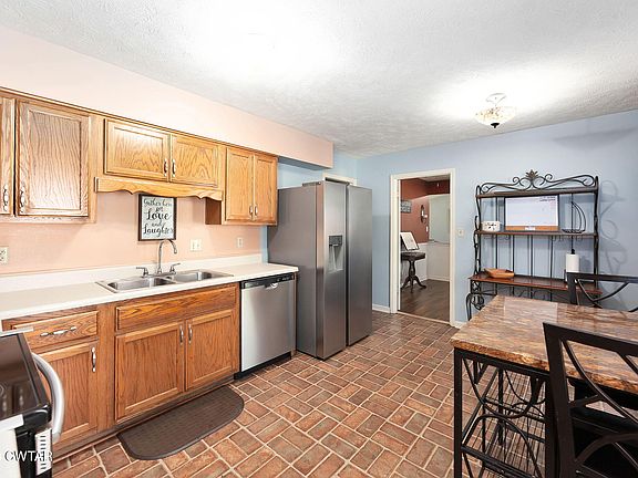 3rd image of 43 Buttonwood Dr