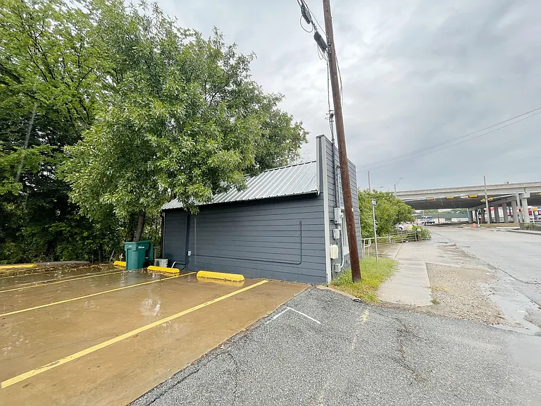 701 W Houston St — Photo 9
