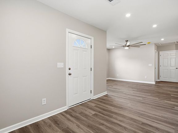 3rd image of 2711 Saratoga Rd