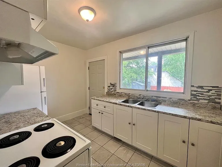 3458 Harris St — Photo 7