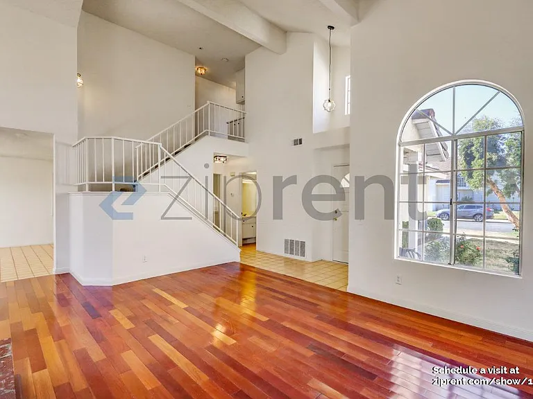 116 N Plymouth Way — Photo 2