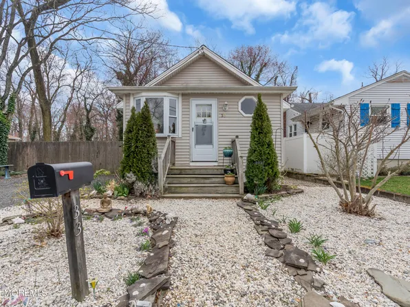 33 Warren Place, Middletown, NJ 07748