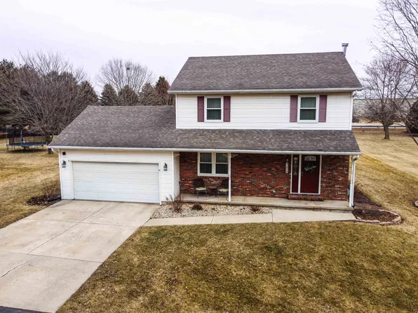 102 Windward Ln, Rochelle, IL 61068
