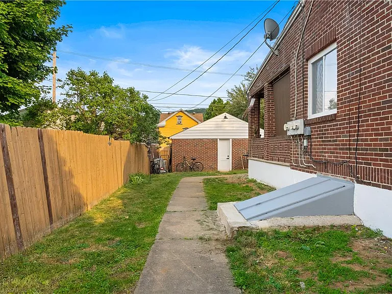 726 Seneca St #1 — Photo 8