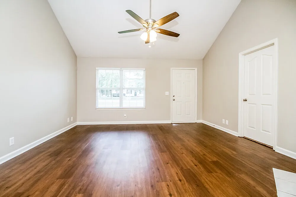 3 bed, 2.0 bath, 1302 sqft, $2,110 — Photo 3