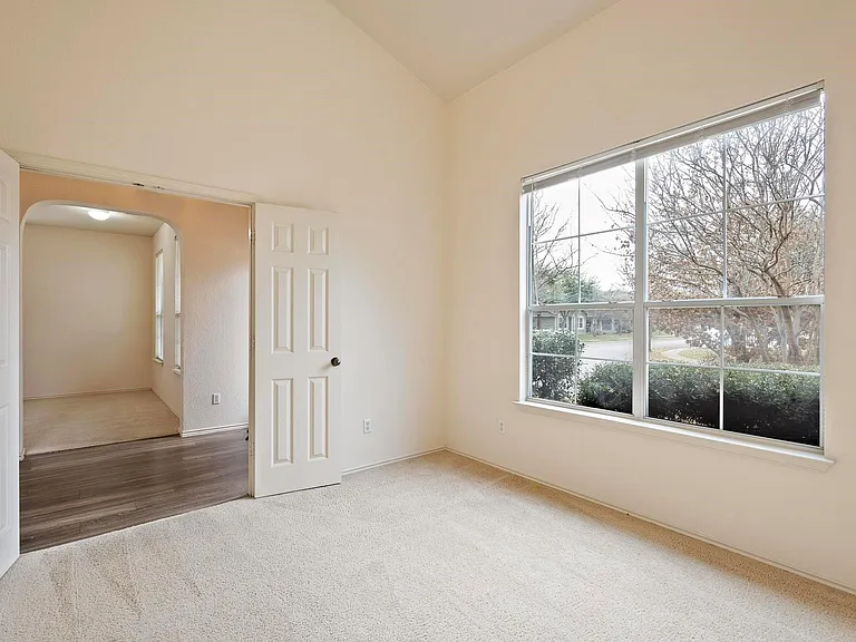 570 Hogan — Photo 7