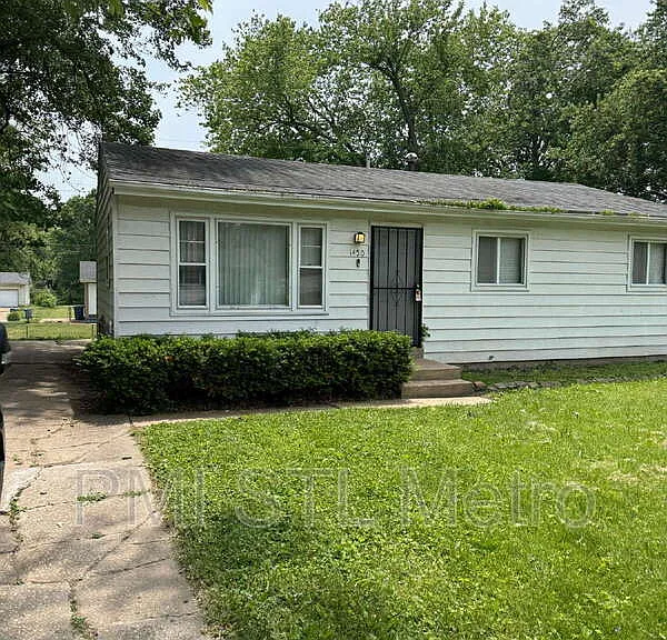 1450 Fairmeadows Ln — Photo 1