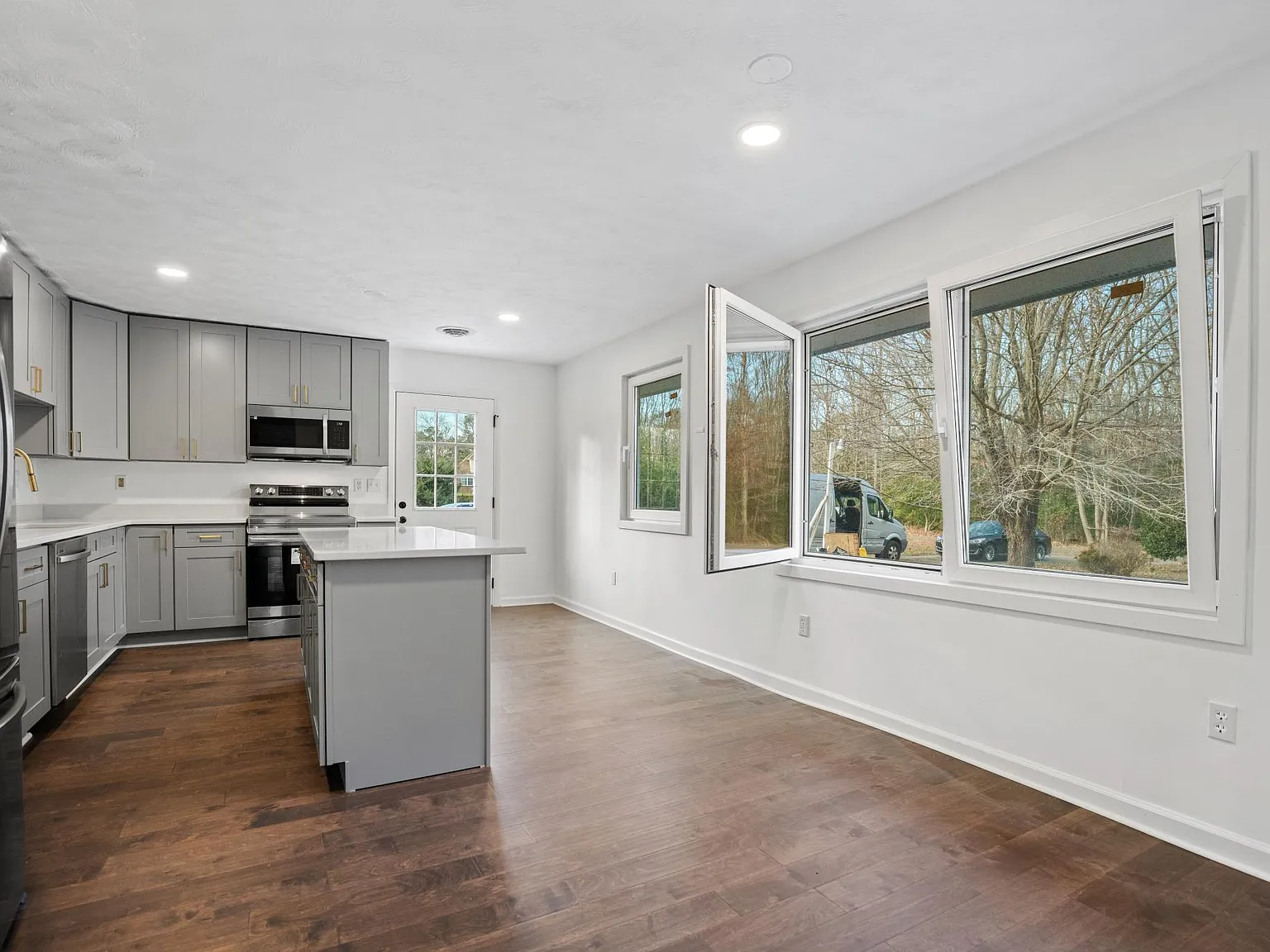 2 bed, 1276 sqft, $2,150 — Photo 3