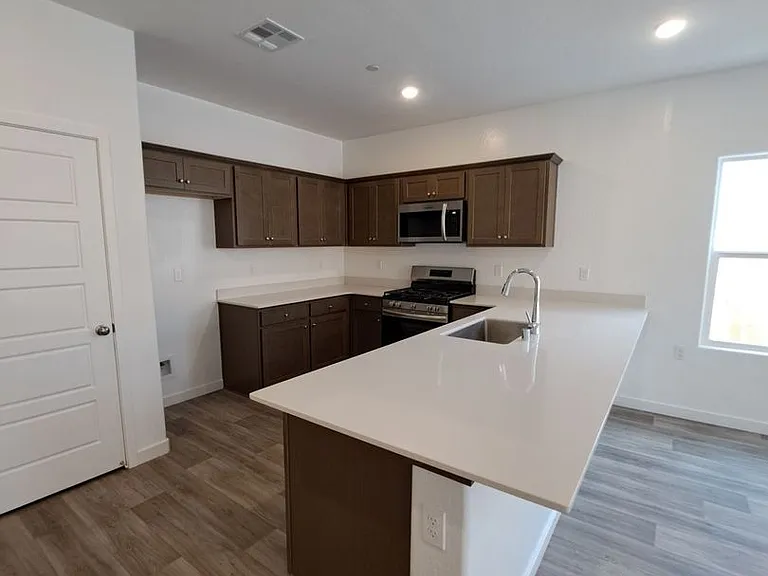 7046 W Willis Ave — Photo 4