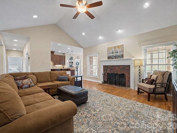 3rd image of 419 Old Dutch Rd W