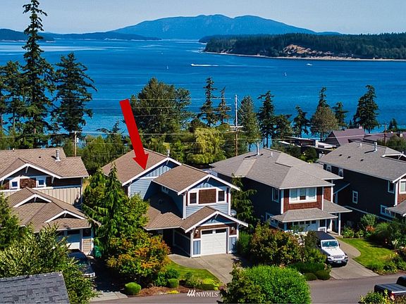 Nearly 180 degree water views!>