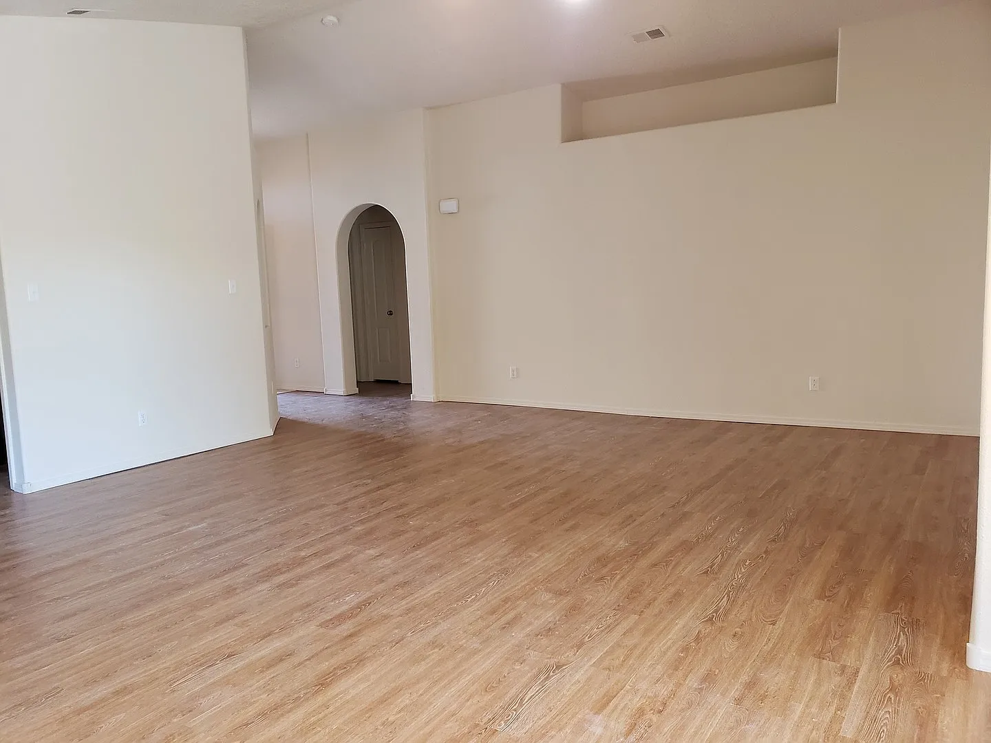 3 bed 2 bath home in Huning Ranch — Photo 2