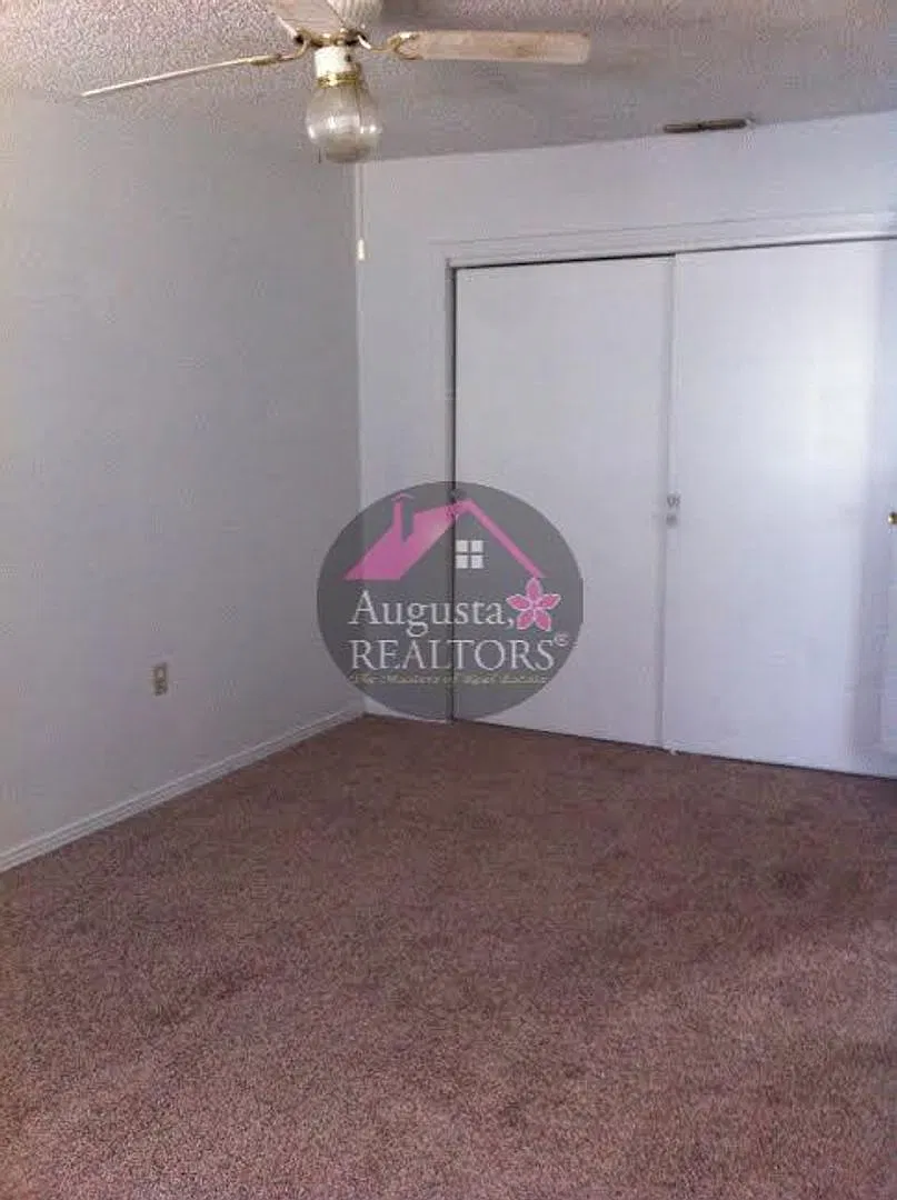 Southside 3 Bedroom with Large Fenced Backyard — Photo 2