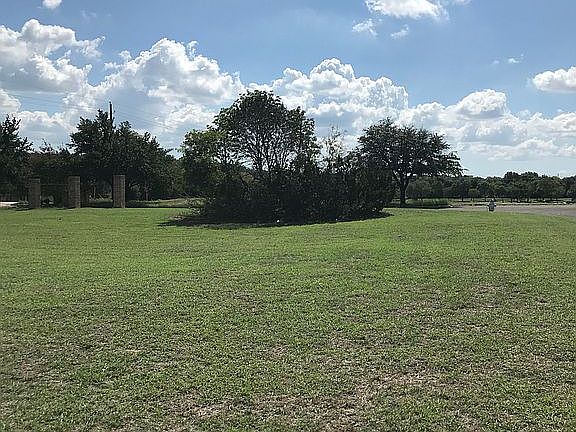 2nd image of 1403 Oak Hollow Dr