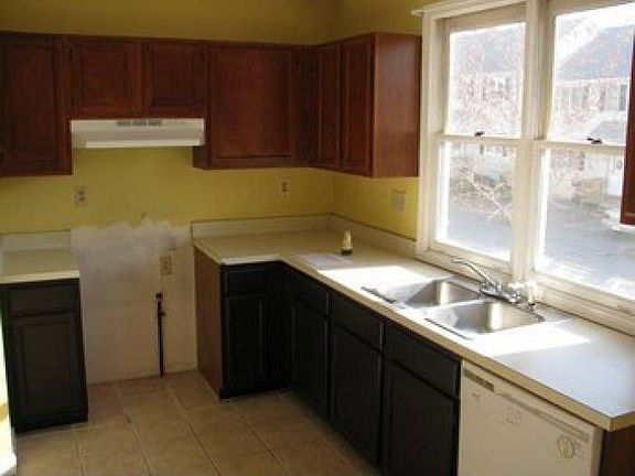 5th image of 34 Towle Dr