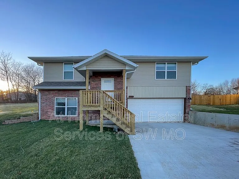 1905 S 15th Ave — Photo 1