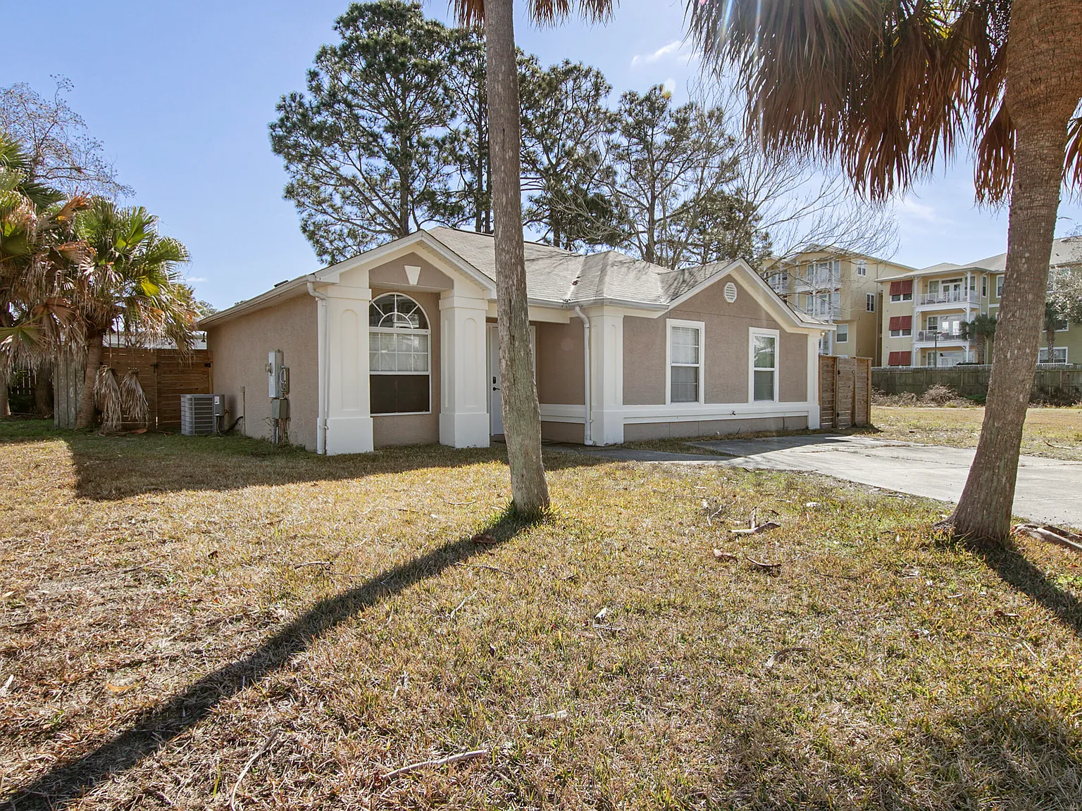 3 bed, 1074 sqft, $2,300 — Photo 2