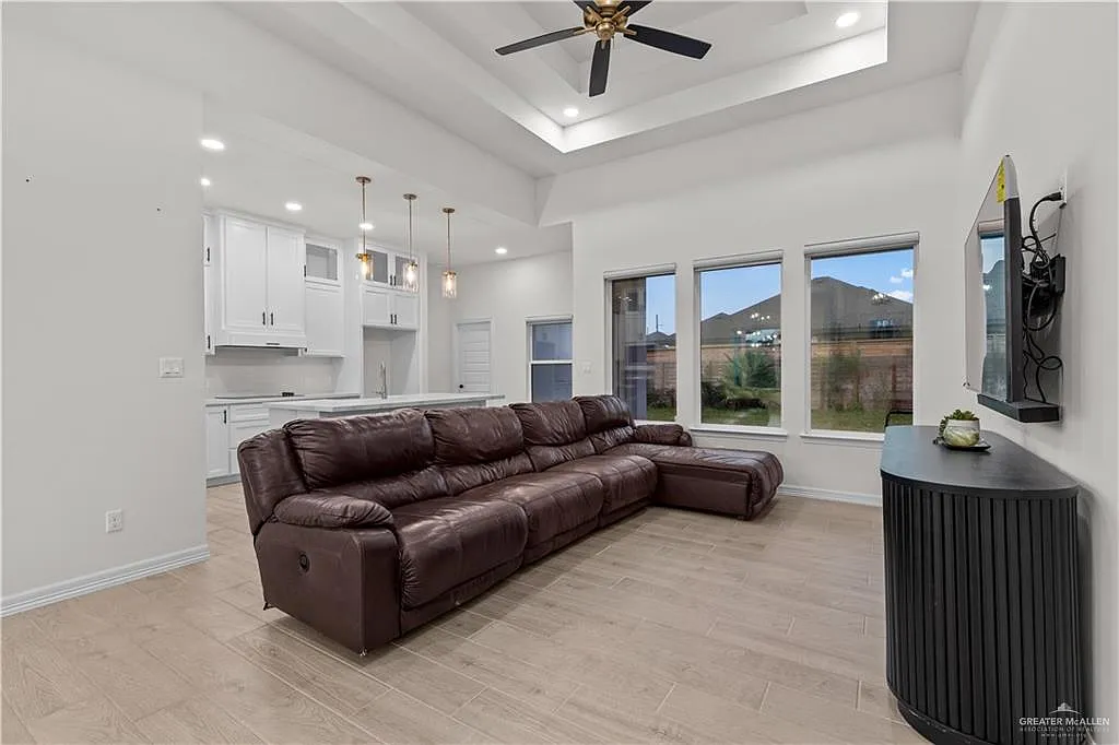 3 bed, 2.0 bath, 1547 sqft, $2,250 — Photo 3