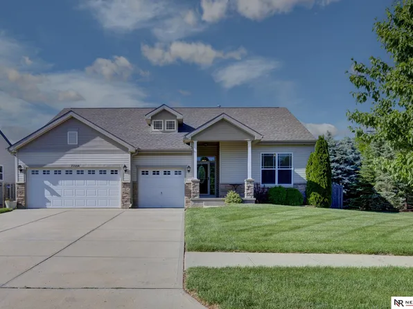 15608 Rosewater Pkwy, Bennington, NE 68007