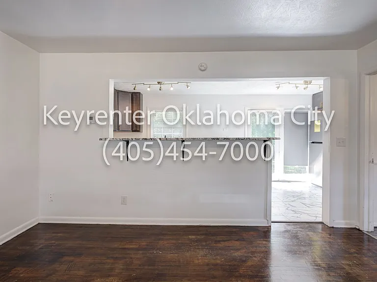 1524 Rowena Ln — Photo 12
