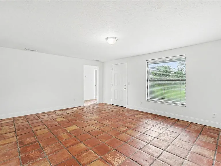 913 Lytle St SW — Photo 11