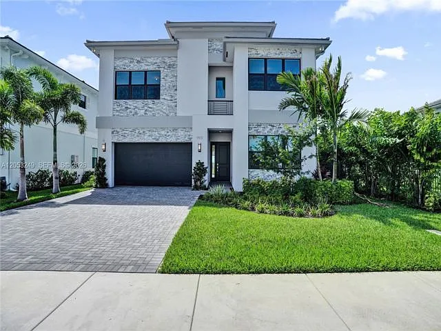 4 bed, 5.5 bath, $8,000 — Photo 1