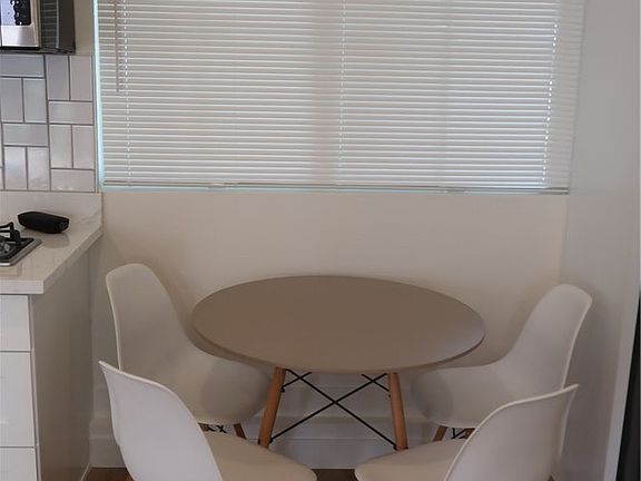 4th image of 220 E Madison Ave #B