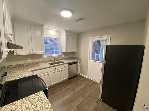 3rd image of 132 Kensington Cir