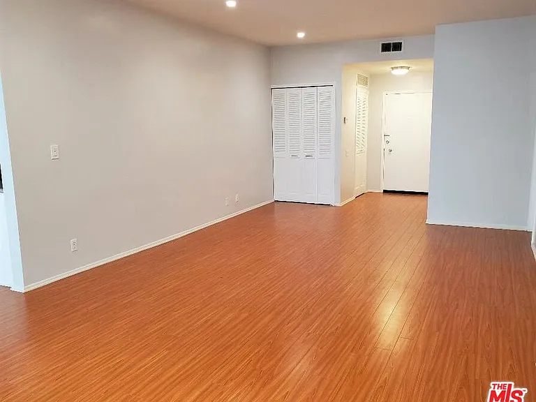 435 N Palm Dr #202 — Photo 6