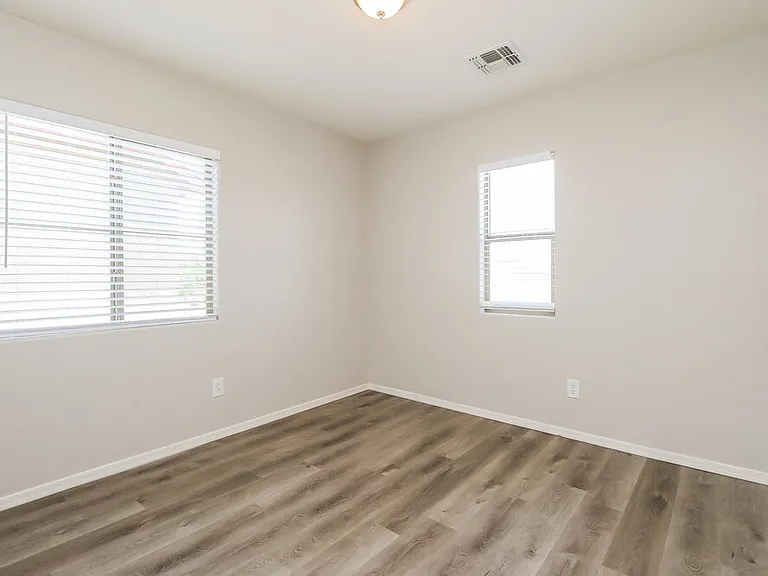 4697 E Redfield Rd — Photo 13