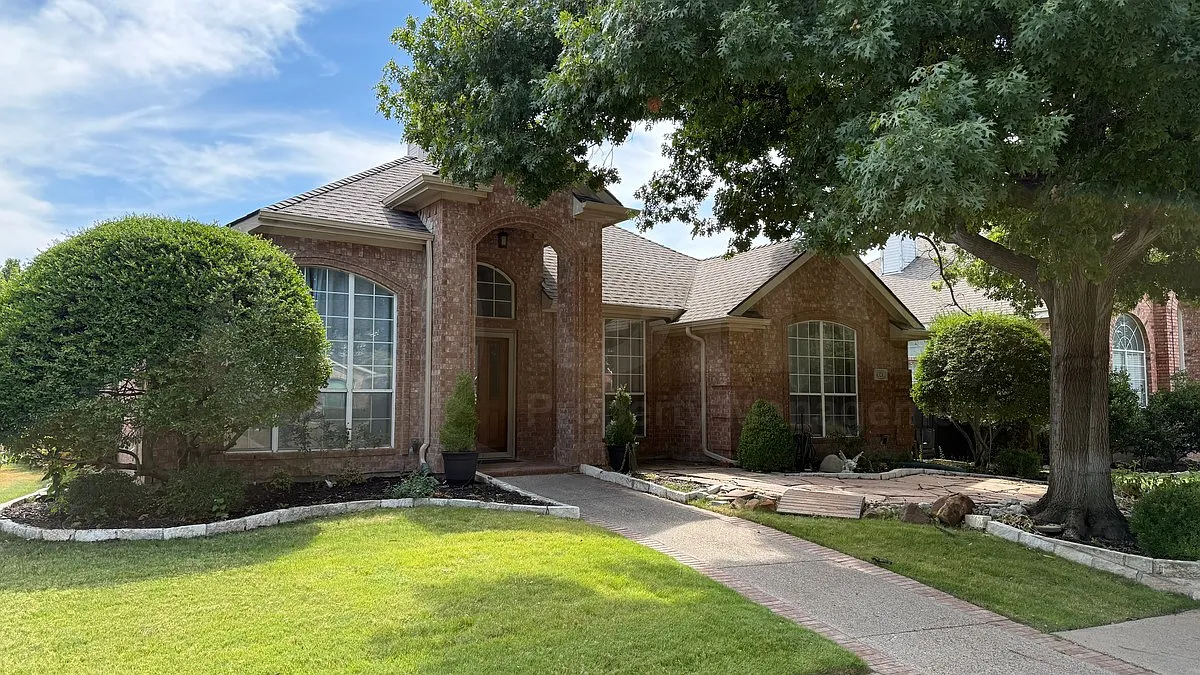 4 bed, 2.0 bath, 2071 sqft, $2,700 — Photo 2