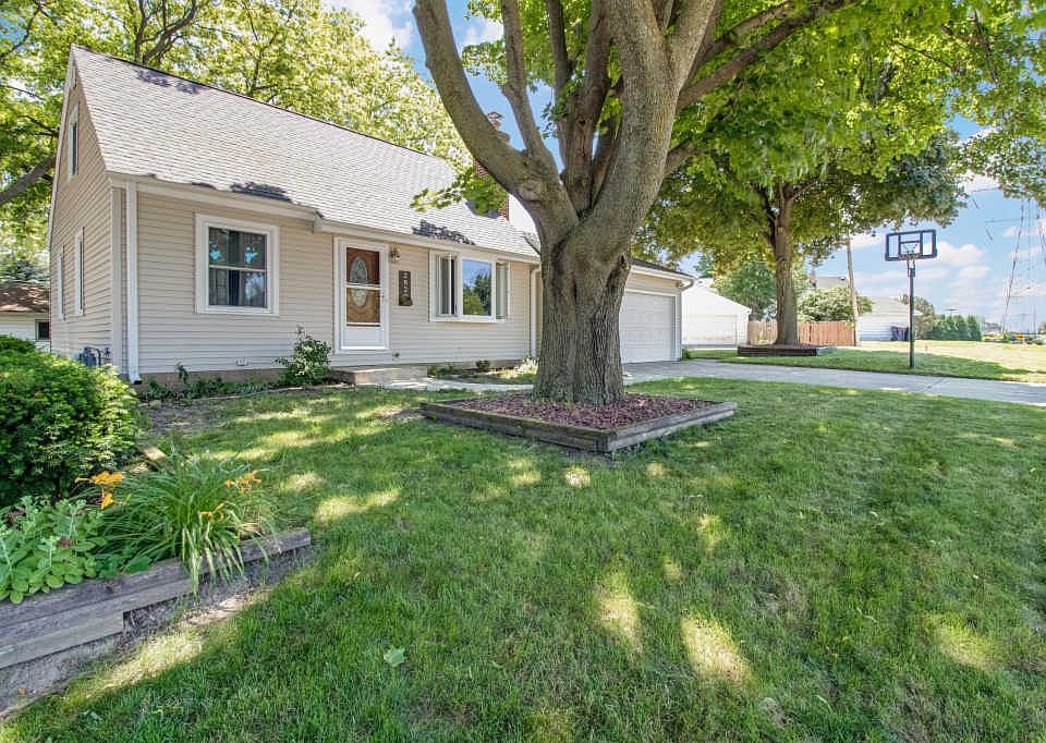 2822 S 112th St, West Allis, WI 53227 | Zillow