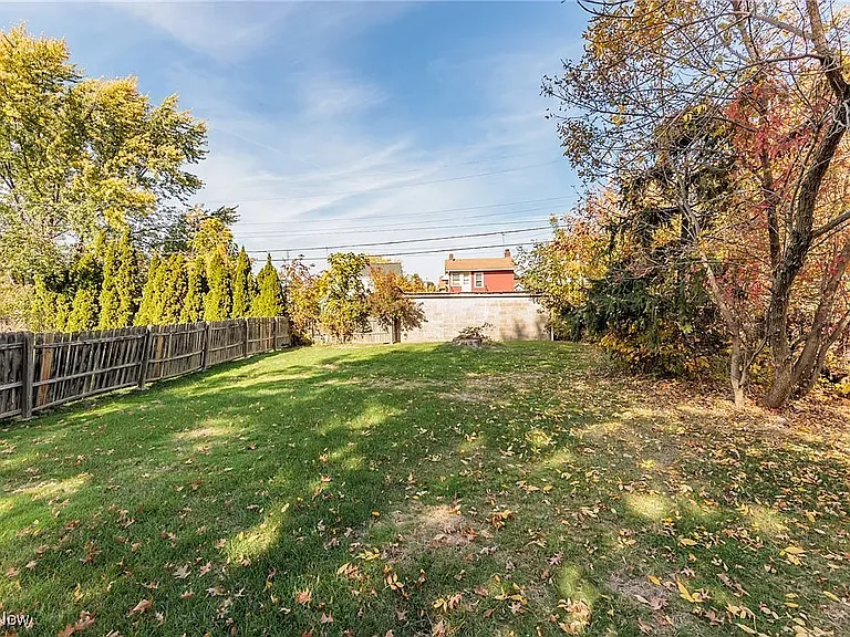 19021 Abby Ave — Photo 45