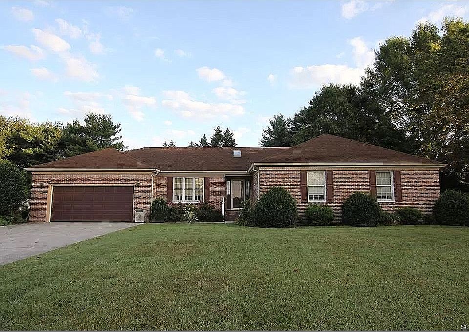 2nd image of 806 Park Dr
