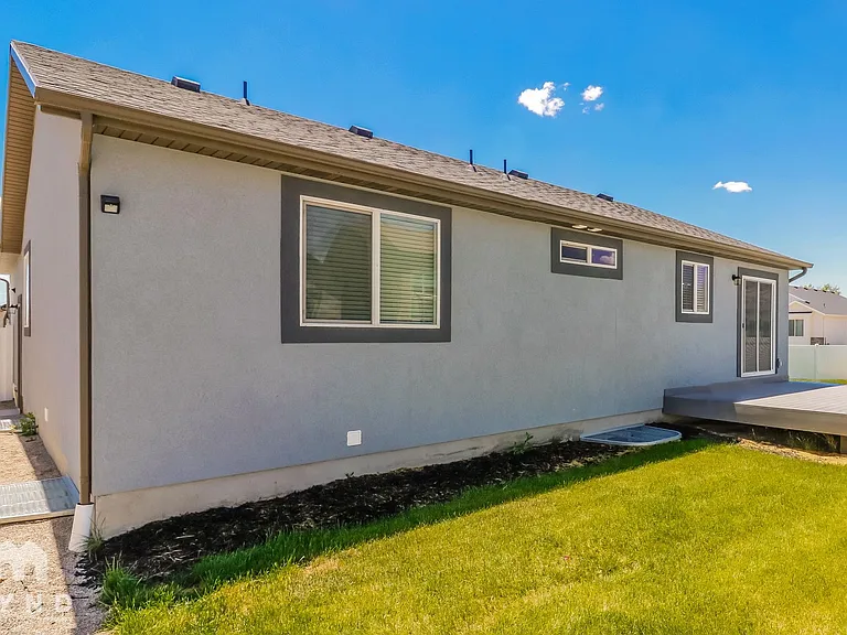 2251 E Maple Dr — Photo 15
