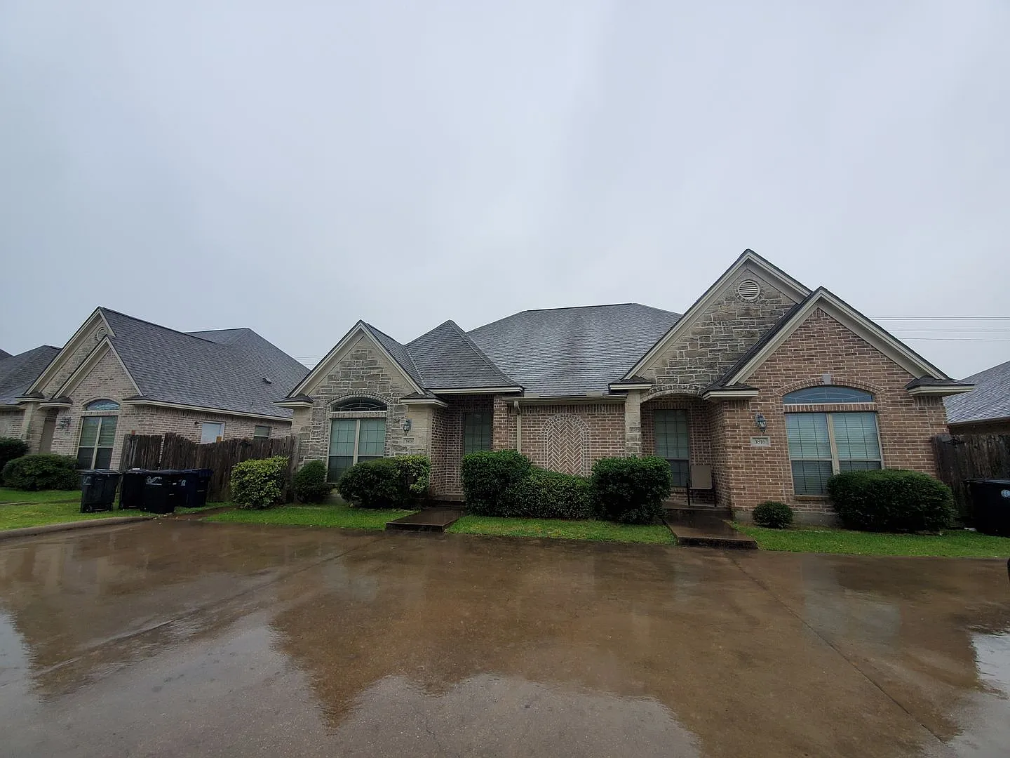 College Station - 3 Bedrooms / 3 Baths - Duplex - Fenced in back yard. — Photo 2