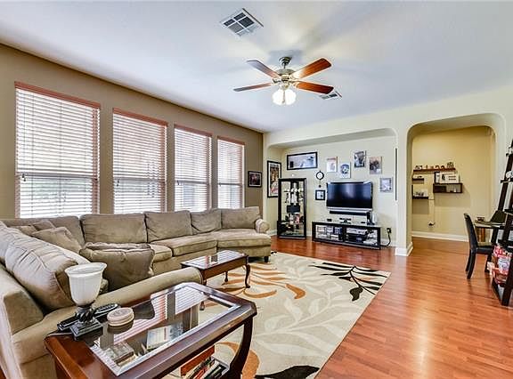 5th image of 521 Willow Walk Dr