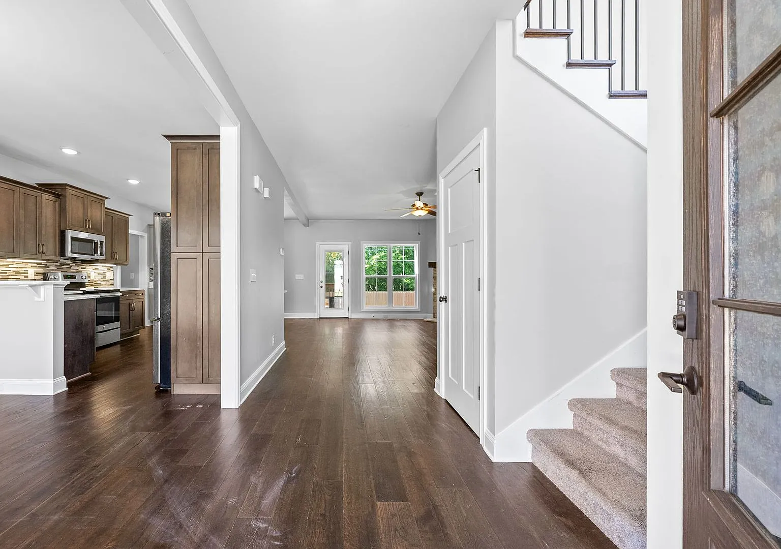 Four Bedroom with Bonus in Rossview! — Photo 4