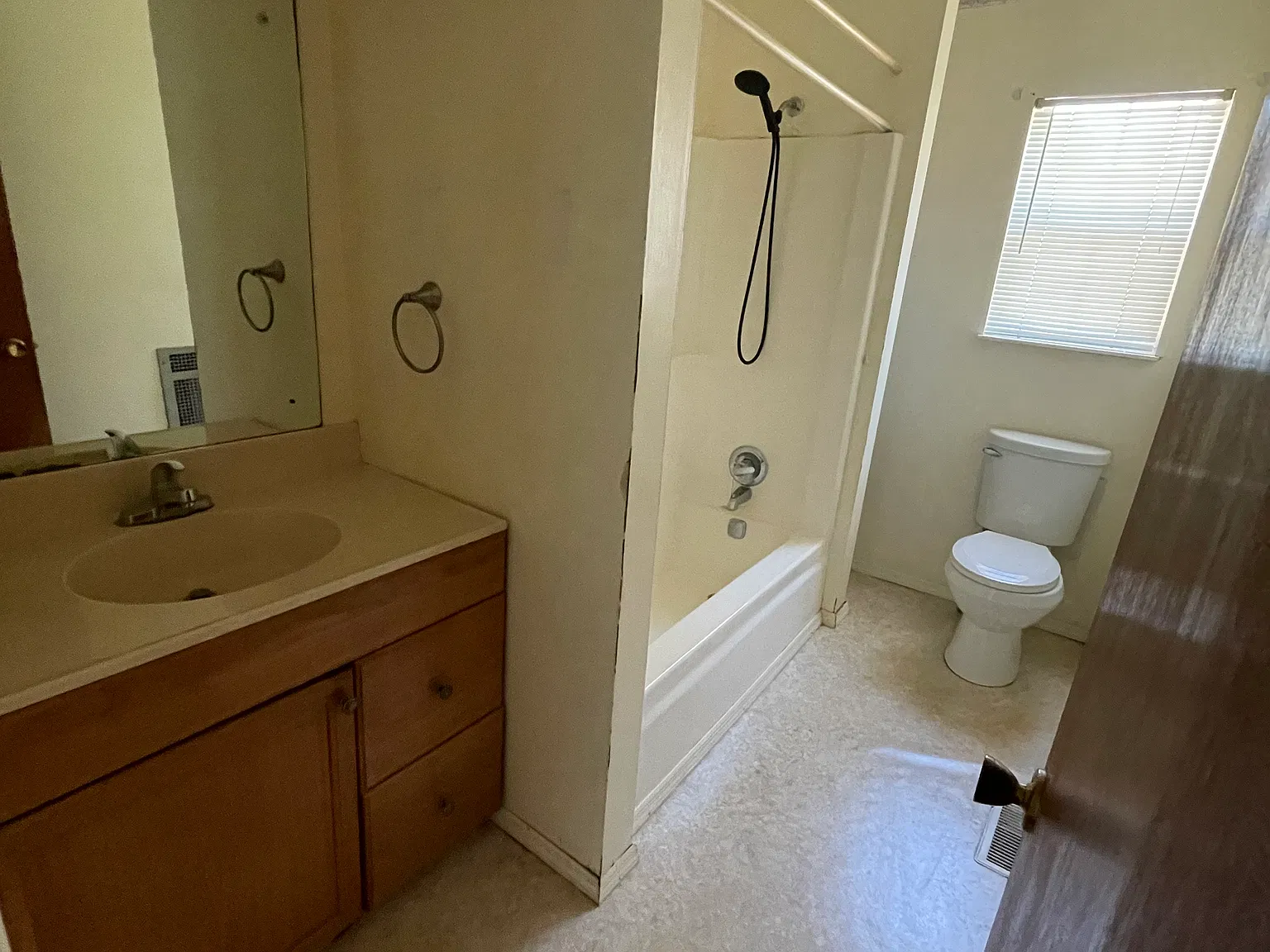 3 bed, 1.5 bath, 1400 sqft, $1,800 — Photo 3