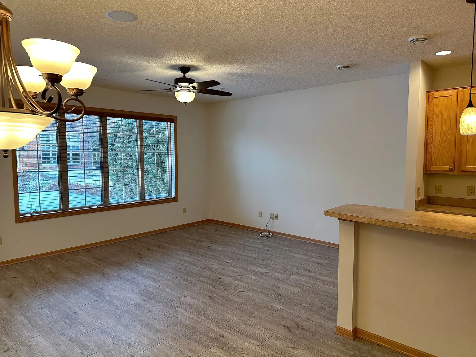 3 bed, 3.0 bath, 1642 sqft, $2,445 — Photo 3