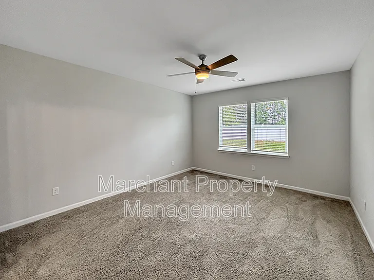 137 Gervais Cir — Photo 6