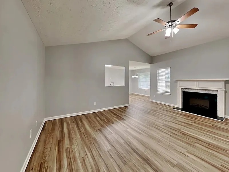 3 bed, 984 sqft, $1,856 — Photo 4