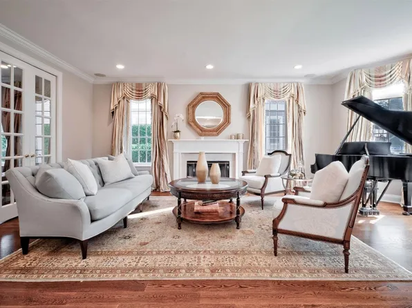 49 Claridge Circle, Manhasset, NY 11030