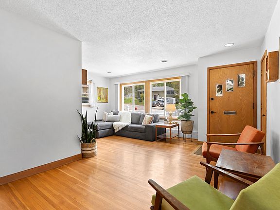 3rd image of 1605 8th Ave NE