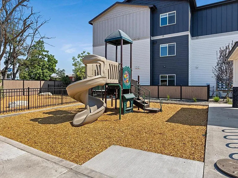 Hawk's Landing Apartments — Photo 57