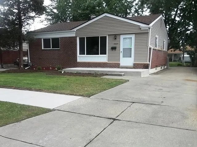 30607 Bradford St photo 1