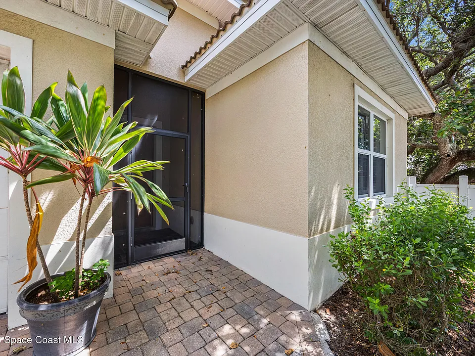 121 Seminole Dr