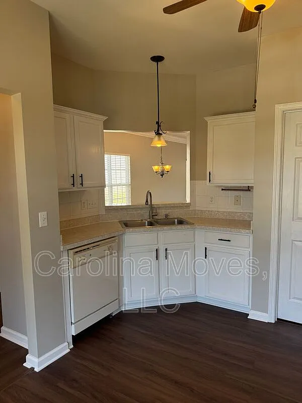 3 bed, 2.5 bath, 1455 sqft, $1,695 — Photo 3