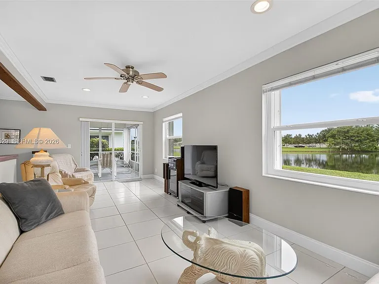 3810 Rowena Cir — Photo 3