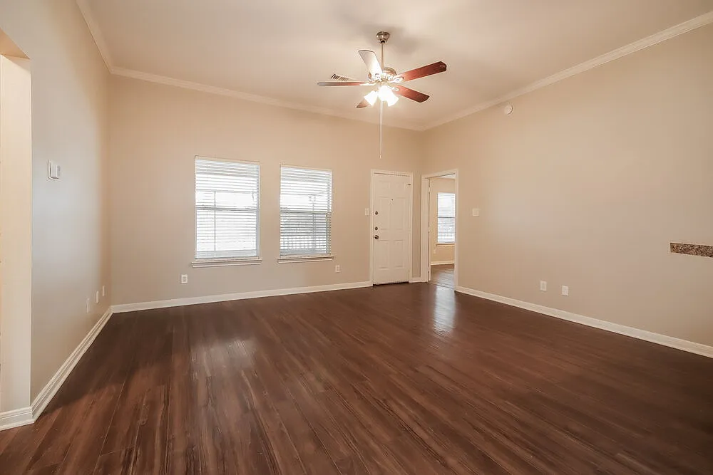 3 bed, 2.0 bath, 1817 sqft, $2,195 — Photo 3